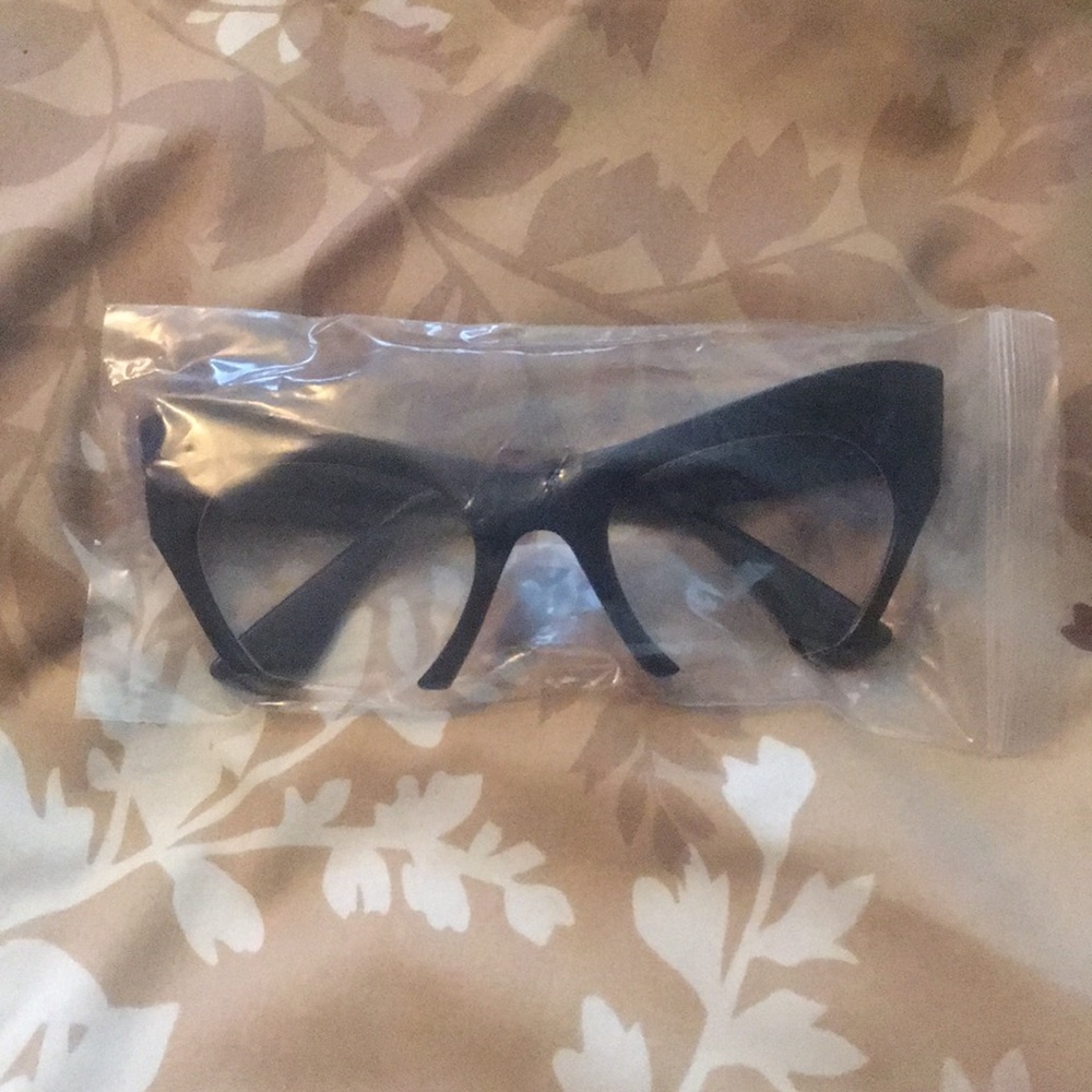 ‼️🆕Brand New Sunglasses Black frame TRENDY‼️